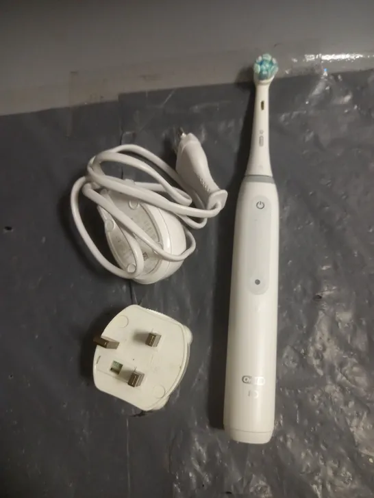 ORAL B IO ELECTRIC TOOTHBRUSH IN WHITE