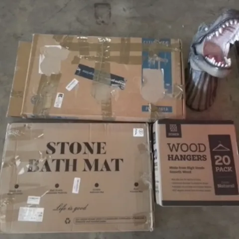 PALLET OF ASSORTED  ITEMS TO INCLUDE STONE BATH MAT, WOOD HANGER, FITEYES TV MOUNT, DINOSAUR WALL DECOR
