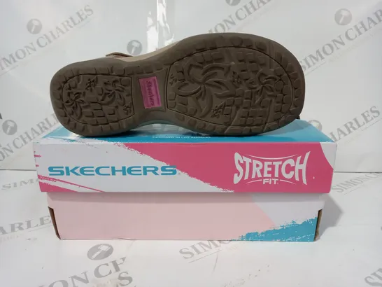 BOXED PAIR OF SKECHERS REGGAE SLIM OPEN TOE SANDALS IN TAUPE UK SIZE 3