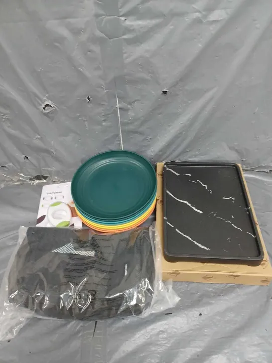 BOX OF APPROXIMATELY 10 ASSORTED ITEMS TO INCLUDE - SUANTI RECT TRAY IN BLACK MARBLE - PLASTIC PLATE SET - AMAZON BASICS BAGS - ETC