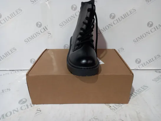 BOXED PAIR OF DESIGNER ANKLE BOOTS IN BLACK EU SIZE 37