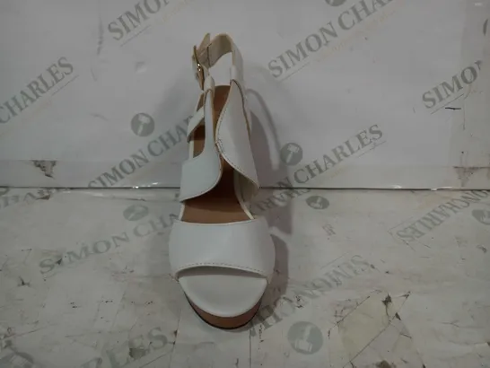 BOXED PAIR OF NEW LOOK OPEN TOE WEDGE HEELS IN WHITE EU SIZE 37