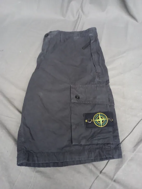 STONE ISLAND CARGO SHORTS SIZE W32