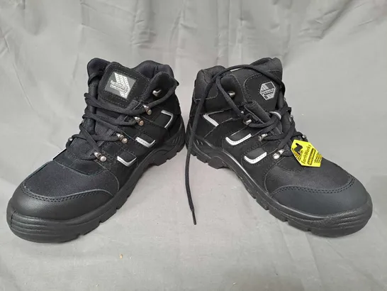 PAIR OF EARTHWORKS SAFETY BOOTS IN BLACK UK SIZE 9