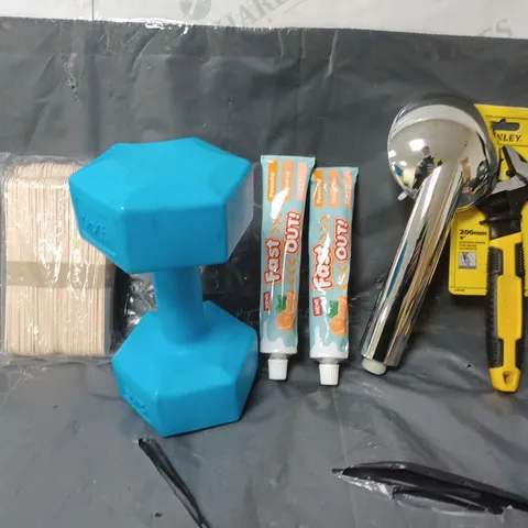 BOX OF APPROXIMATELY 15 ASSORTED ITEMS TO INCLUDE -  2KG DUMBBELL , SHOWER HEAD , STANLEY ADJUSTABLE WRENCH ETC