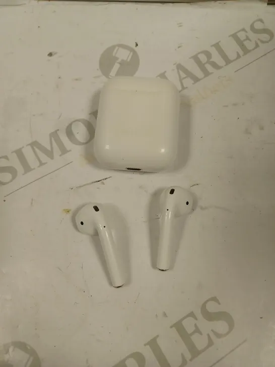 APPLE WIRELESS AIRPODS WITH CHARGING CASE