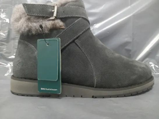 BOXED PAIR OF EMU AUSTRALIA SUEDE BOOTS IN GREY SIZE 4