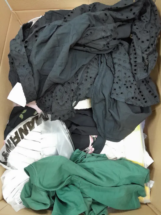 BOX OF APPROXIMATELY 22 ASSORTED CLOTHING ITEMS TO INCLUDE - JACKET , BAG , SHIRT ETC