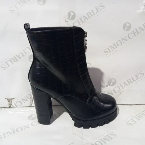 BOXED PAIR OF DESIGNER CHUNKY FRONT ZIP HEELED FAUX LEATHER ANKLE BOOTS IN BLACK UK SIZE 6