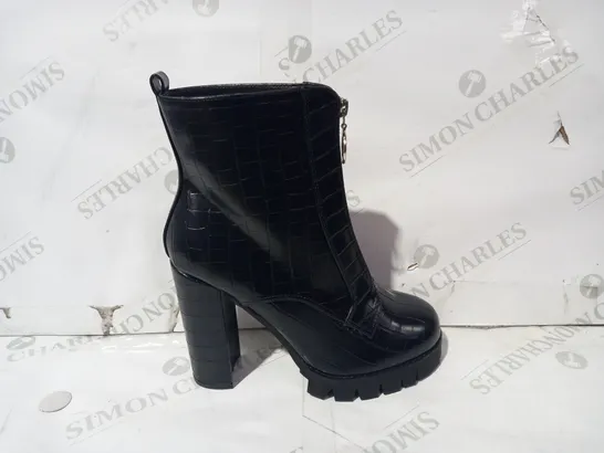 BOXED PAIR OF DESIGNER CHUNKY FRONT ZIP HEELED FAUX LEATHER ANKLE BOOTS IN BLACK UK SIZE 6