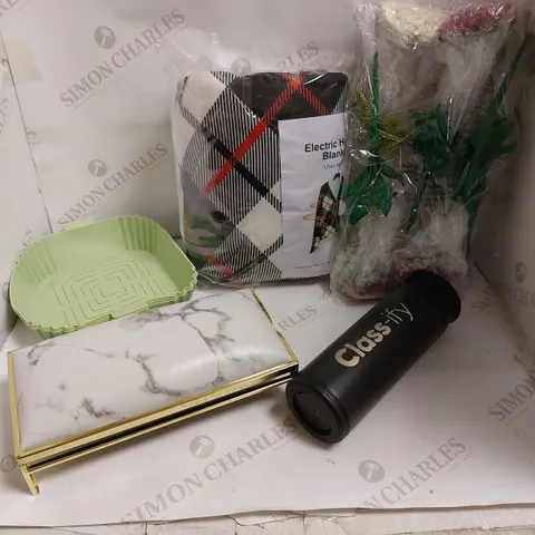 BOX OF APPROXIMATELY 10 ASSORTED HOUSEHOLD ITEMS TO INCLUDE FAUX DECORATIVE FLOWERS, PORTABLE DRINKS BOTTLE, HEATED BLANKET ETC