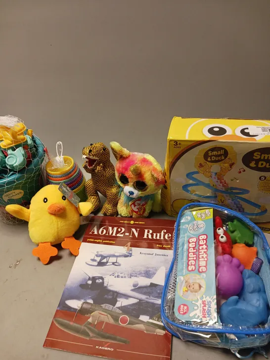 MEDIUM BOX OF ASSORTED TOYS AND GAMES TO INCLUDE BATH TOYS, TEDDIES AND BUILD YOUR OWN DEN