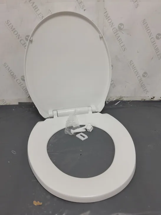 REPLACEMENT SLOW CLOSE TOILET SEAT IN WHITE