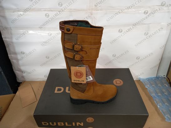 BOXED PAIR OF DUBLIN BOOTS SIZE 6