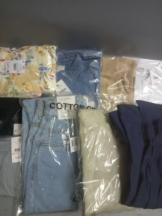 BOX OF APPROXIMATELY 10 ASSORTED CLOTHING ITEMS TO INCLUDE JEANS, SHIRTS, DRESS ETC