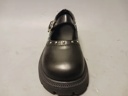 BOXED PAIR OF DESIGNER KIDS SHOES IN BLACK EU SIZE 29