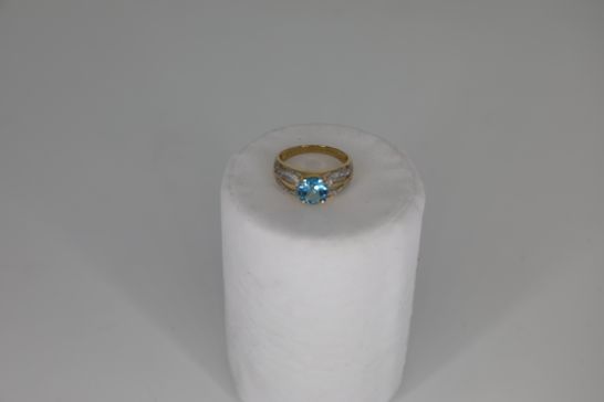 9CT YELLOW GOLD RING SET WITH BLUE TOPAZ AND DIAMONDS, TOTAL WEIGHT +2.10CT RRP £450
