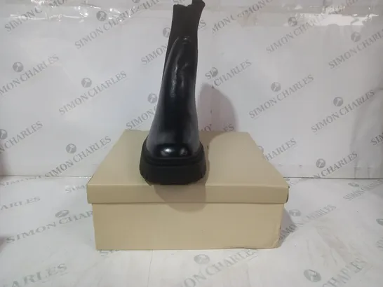 BOXED PAIR OF SIMMI LONDON CHUNKY BOOTS IN BLACK UK SIZE 7