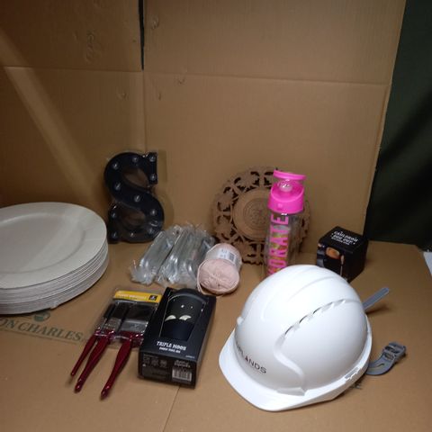 LARGE BOX OF APPROXIMATELY 25 ASSORTED HOUSEHOLD ITEMS TO COFFEE CUPS, CUPBOARD HANDLES AND DECOROTIVE ORNAMENTS
