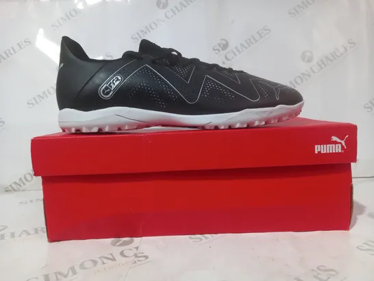 BOXED PAIR OF PUMA FUTURE PLAY TT SHOES IN BLACK/SILVER UK SIZE 10