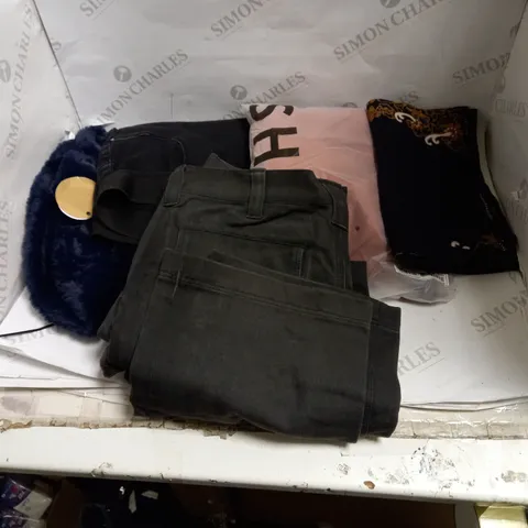 LOT OF APPROX 15 ASSORTED CLOTHES TO INCLUDE CHINOS, HATS, BLOUSES ETC