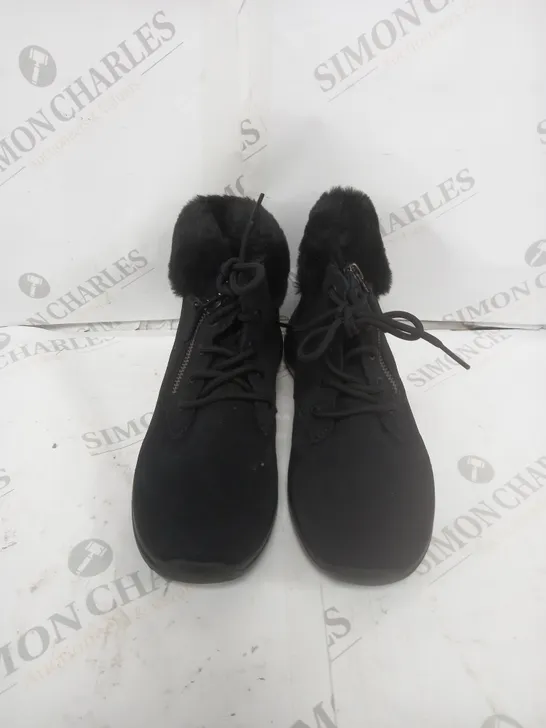 BLACK LACED BOOTS SIZE 3