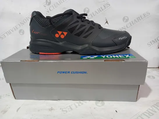 BOXED PAIR OF YONEX LUMIO SHOES IN GREY/ORANGE/BLACK UK SIZE 9.5