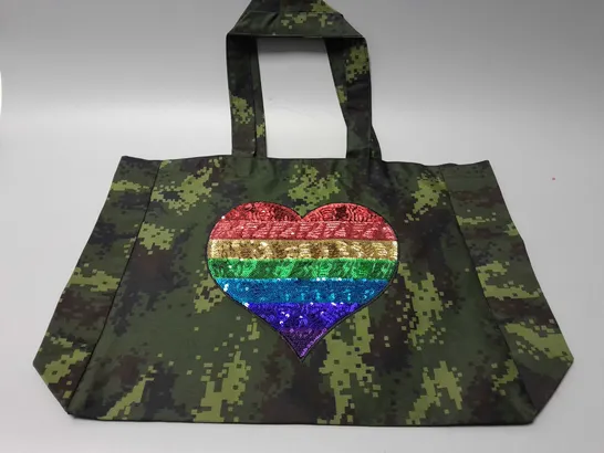 BRAND NEW BROWN PEPPER HANDBAGS DIGITAL CAMO SEQUIN RAINBOW HEART TOTE BAG