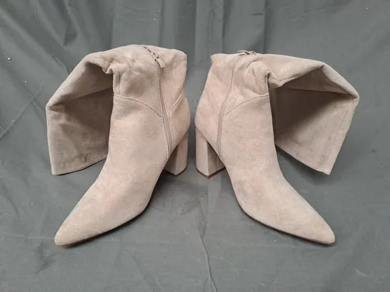 BOXED PAIR OF MARQUIIZ KNEE HIGH BLOCK HEEL SHOES IN BEIGE EU SIZE 40