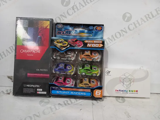 BOX OF APPROXIMATELY 25 ASSORTED TOYS AND GAMES TO INCLUDE INFINITY CUBE, PULL BACK N' GO STUNT RACERS, OIL PASTELS, ETC