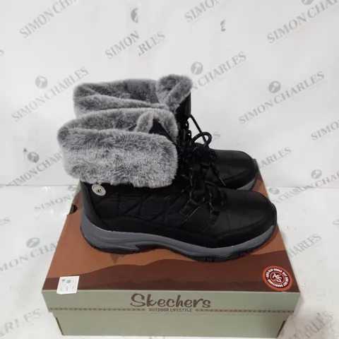 BOXED SKECHERS WOMENS ANTI SLIP AND WATERPROOF FUR LINED BOOTS - SIZE 6