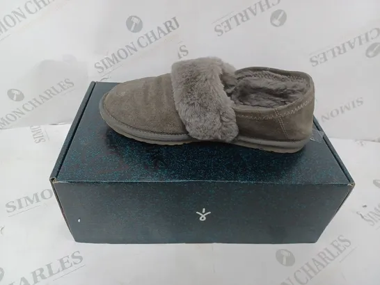 BOXED PAIR OF EMU AUSTRALIA GREY FLUFF SLIPPER SIZE 5