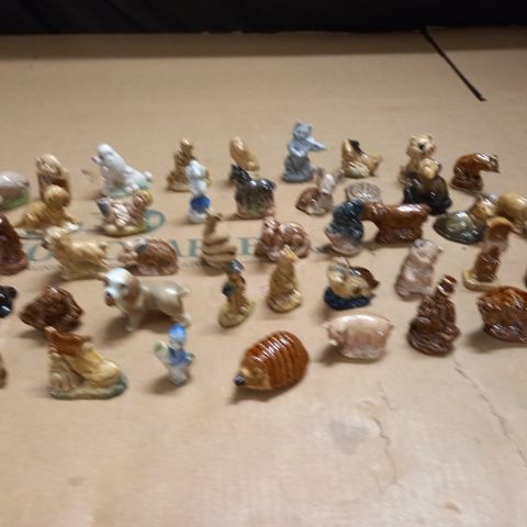 LOT OF APPROXIMATELY 42 ASSORTED MINITURE FIGURINES