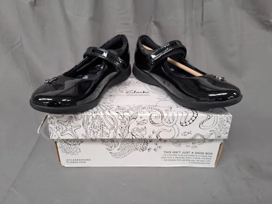 BOXED PAIR OF CLARKS ETCH FUN SHOES IN GLOSSY BLACK UK SIZE 2.5