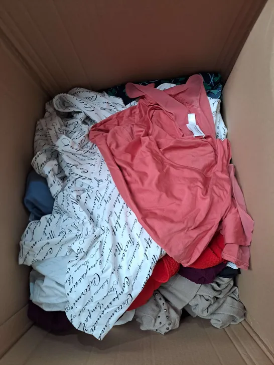 BOX OF APPROX 20 ASSORTED CLOTHING ITEMS TO INCLUDE - JUMPERS, TOPS, VESTS ETC