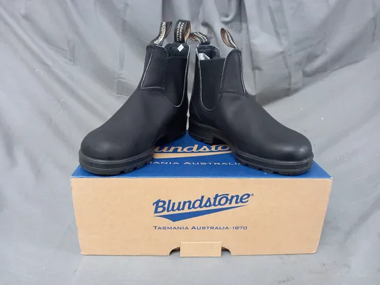 BOXED PAIR OF BLUNDSTONE ELASTIC SIDED BOOTS IN BLACK UK SIZE 4