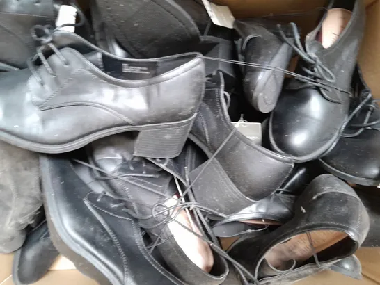 BOX OF APPROXIMATELY 15 ASSORTED PAIRS OF SHOES AND FOOTWEAR ITEMS IN VARIOUS STYLES AND SIZES TO INCLUDE BULLION, OCCASIONS, ETC