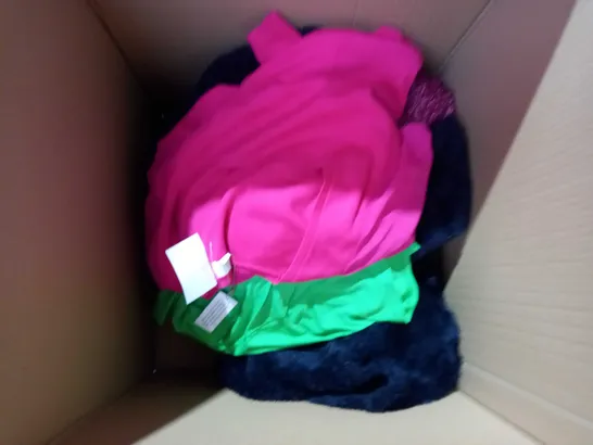 BOX OF ASSORTED CLOTHING TO INCLUDE - JUMPER / PJS AND DRESSING GOWN 