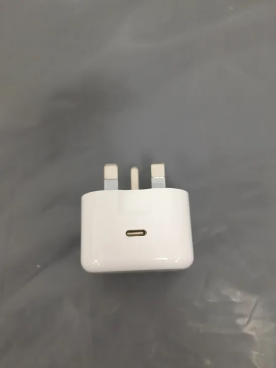 APPROXIMATELY 200 BM USB C CHARGER PLUGS