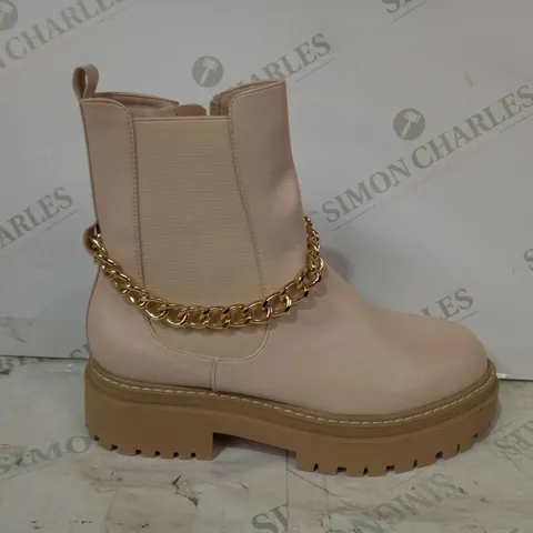 BOXED PAIR OF RETRO SIDE-ZIP BOOTS IN CREAM W. GOLD EFFECT CHAIN UK SIZE 7