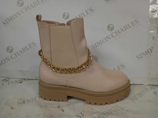 BOXED PAIR OF RETRO SIDE-ZIP BOOTS IN CREAM W. GOLD EFFECT CHAIN UK SIZE 7