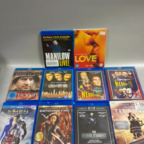 APPROXIMATELY 10 ASSORTED BLU-RAY/DVDS TO INCLUDE GANGS OF NEW YORK, TITANIC, X-MEN ETC 