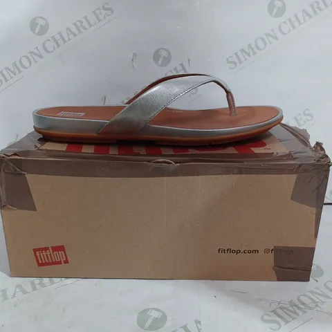 FITFLOP GRACIE LEATHER FLIP FLOP TOE POST IN SILVER - UK 6.5