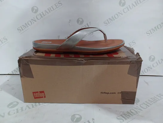 FITFLOP GRACIE LEATHER FLIP FLOP TOE POST IN SILVER - UK 6.5