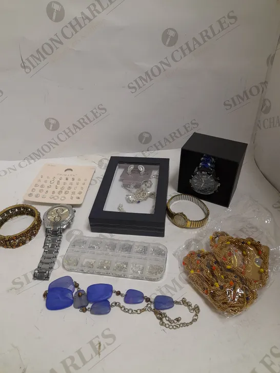 BOX OF APPROXIMATELY 30 ASSORTED LOOSE & BOXED JEWELLERY ITEMS TO INCLUDE WATCHES, RINGS, BRACELETS ETC