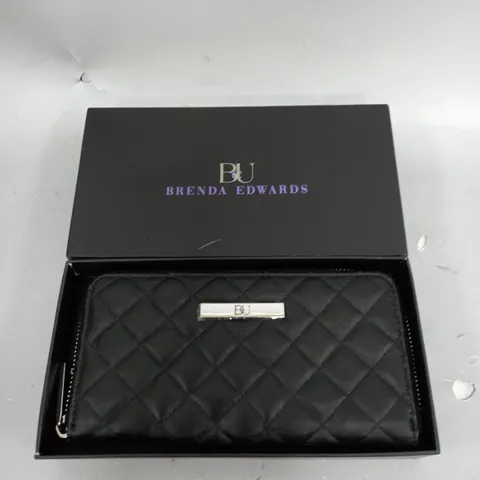 BE ON THE GO PURSE IN BLACK 