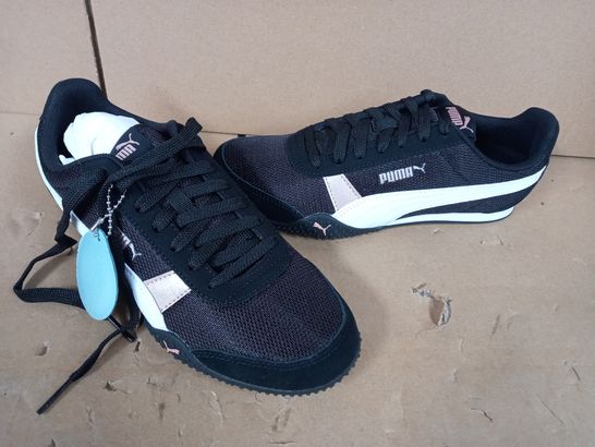 BOXED PAIR OF DESIGNER TRAINERS IN BLACK/WHITE UK SIZE 5