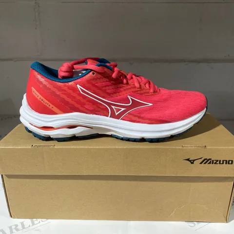 BOXED PAIR OF MIZUNO WAVE EQUATE7 PINK TRAINERS SIZE 5.5