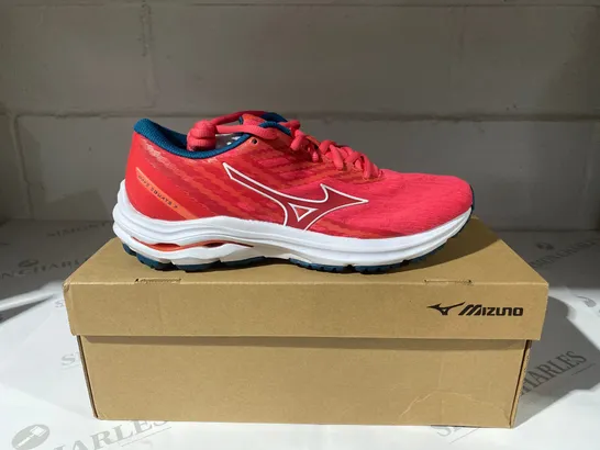 BOXED PAIR OF MIZUNO WAVE EQUATE7 PINK TRAINERS SIZE 5.5