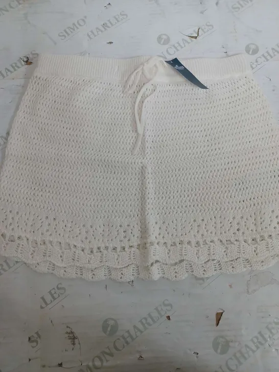 HOLLISTER CREAM KNITTED SKIRT - MEDIUM